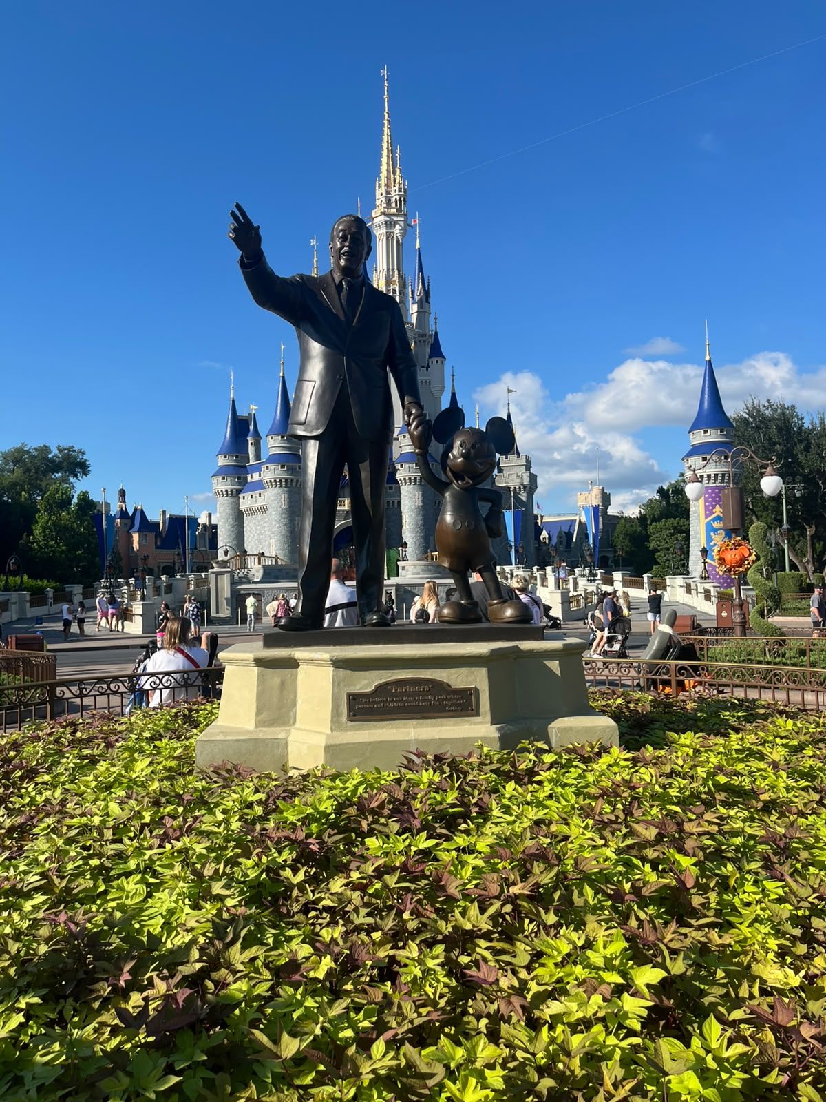 Estátua Partners em frente ao Castelo da Cinderela
