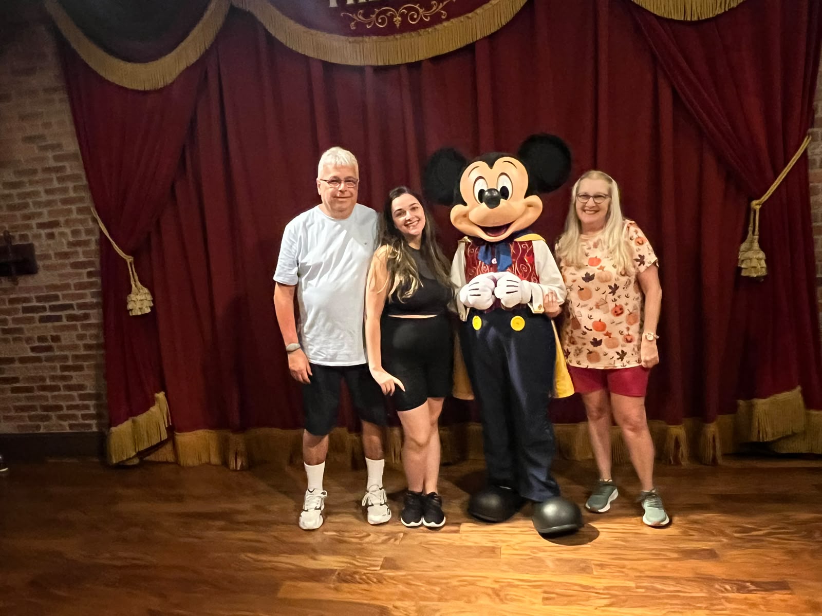 Família com o Mickey na Disney